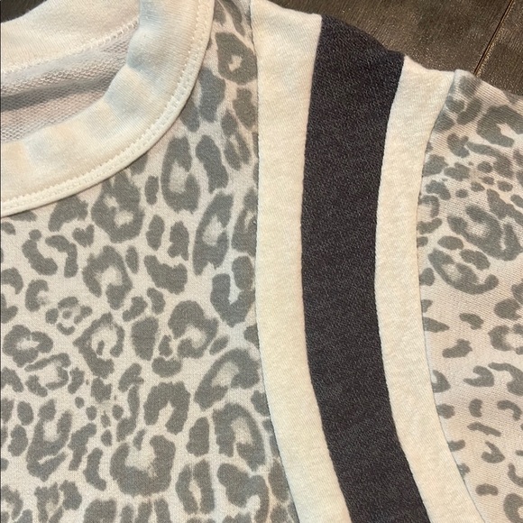 Leopard Print 3/4 sleeve Top - Picture 3 of 4